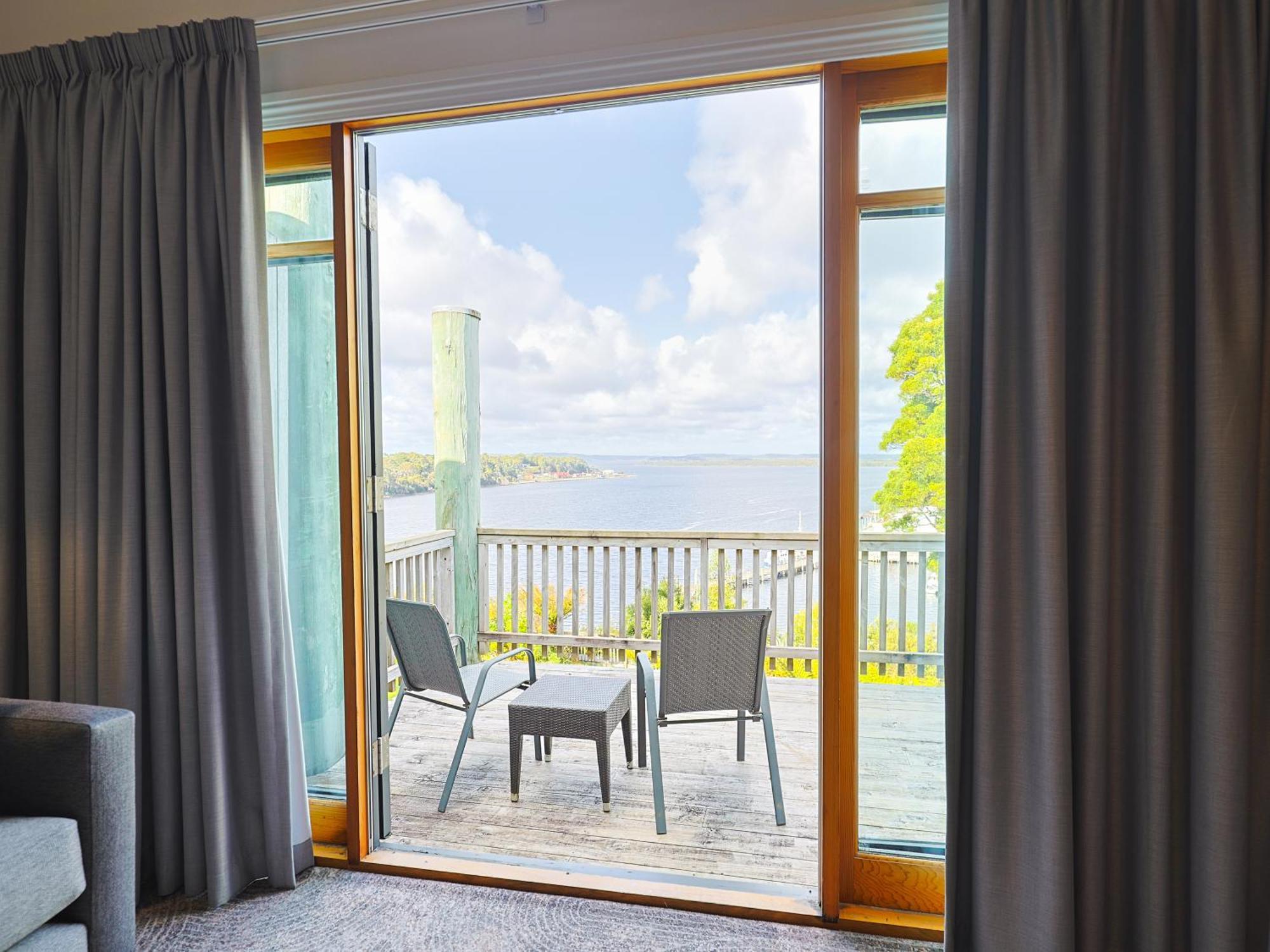 Strahan Village Eksteriør bilde